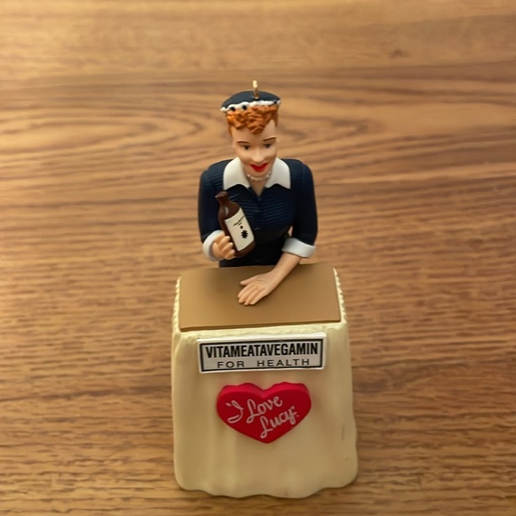 Hallmark Ornament 2001 I Love Lucy Does A TV Commercial Vitameatavegamin - Picture 9 of 11